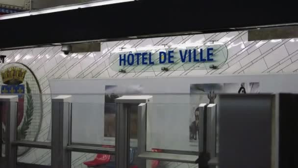 Hotel Ville Σιδηροδρομικό Σταθμό Υπογράψει Παρίσι — Αρχείο Βίντεο