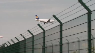 Frankfurt Airport'ta Lufthansa uçak iniş