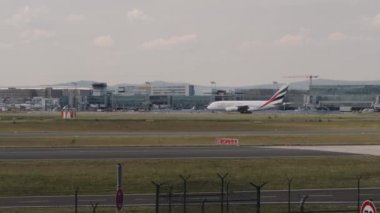 Emirates a380 için kalkış, frankfurt Havaalanı pist için inişli çıkışlı