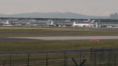 Frankfurt Havaalanı, emirates a380 otopark ile terminal