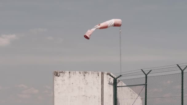 Windsocke Mit Himmel Flughafen — Stockvideo