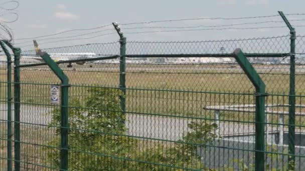 Avión Cóndor Aeropuerto Frankfurt Despegando — Vídeo de stock