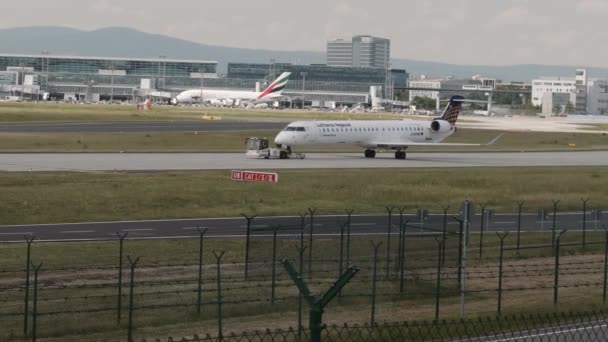 Lufthansa Περιφερειακό Τροχαίο Διάδρομο Μεταφοράς Αυτοκινήτων Διεθνές Αεροδρόμιο Φρανκφούρτης — Αρχείο Βίντεο