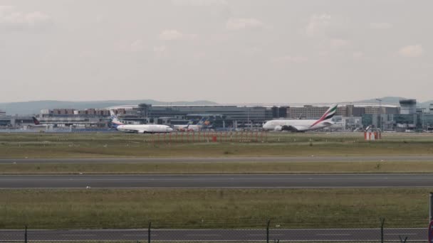 Emiraten A380 Sunexpress Passerende Frankfurt Airport — Stockvideo