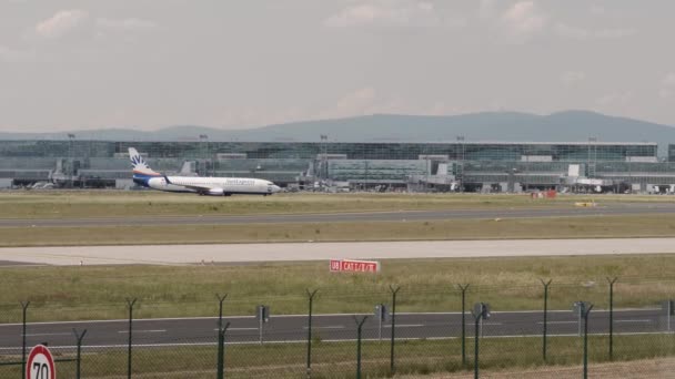 Πτήσεις Της Sunexpress Τροχαίο Στο Τερματικό Αεροδρόμιο Της Φρανκφούρτης — Αρχείο Βίντεο