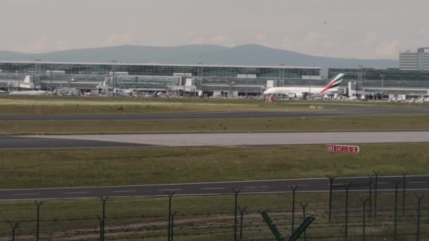 フランクフルト空港 エミレーツ A380 を駐車場とターミナル — ストック動画
