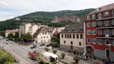 Heidelberg Castle, trafik yol ön planda, yaz 2018 ile düşük açılı