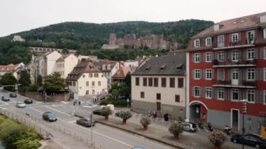 Heidelberg Castle, trafik yol ön planda, yaz 2018 ile düşük açılı