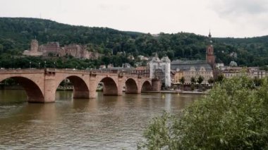 Karl-Theodor-köprüsüyle Castle, düşük açılı, Heidelberg, yaz 2018
