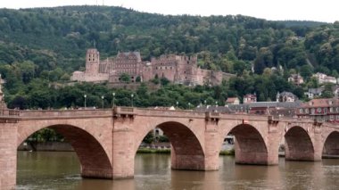 Karl-Theodor-köprüsüyle Castle, düşük açılı, Heidelberg, yaz 2018