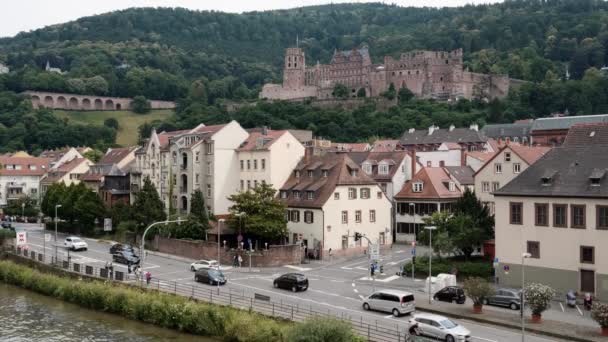 Château Heidelberg Angle Bas Avec Route Circulation Premier Plan Été — Video