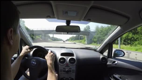 Νεαροί Άνδρες Οδήγηση Opel Corsa Ντάρμσταντ Κατεύθυνσης Αυτοκινητόδρομο — Αρχείο Βίντεο