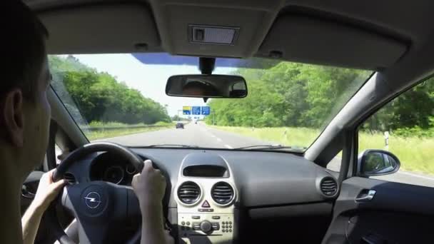 Jonge Mannen Rijden Opel Corsa Snelweg Richting Darmstadt — Stockvideo