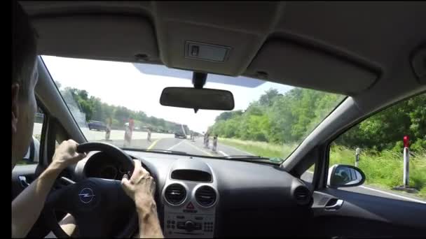 Młodych Mężczyzn Jazdy Opel Corsa Autostrada Kierunku Darmstadt — Wideo stockowe