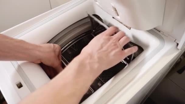 Manos Poniendo Toallas Lavadora Del Cargador Abriendo Cerrando Máquina — Vídeo de stock