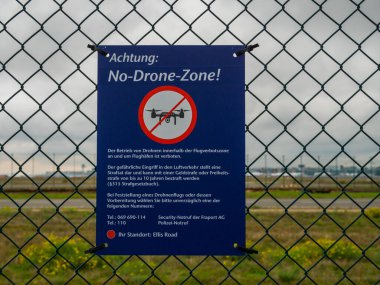 Frankfurt, Almanya 'daki Fraport Havaalanı' nın önündeki Çit 'te İHA' sız Bölge İşareti