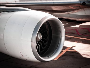 Motor, türbin uçağı Frankfurt Havaalanında.