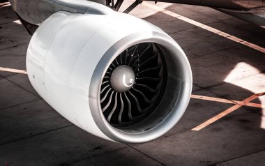 Motor, türbin uçağı Frankfurt Havaalanında.