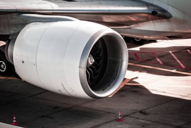 Motor, türbin uçağı Frankfurt Havaalanında.