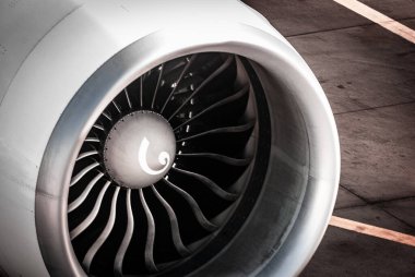 Motor, türbin uçağı Frankfurt Havaalanında.