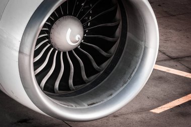 Motor, türbin uçağı Frankfurt Havaalanında.