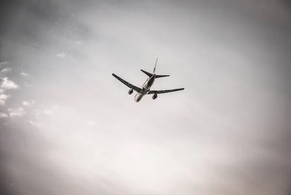 Airplane, Aircraft bottom, flying, take-off, landing — Stock Photo, Image