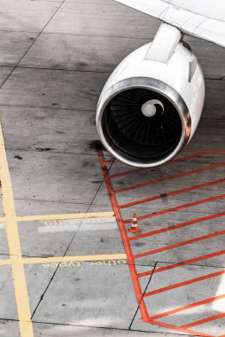 Motor, türbin uçağı Frankfurt Havaalanında.