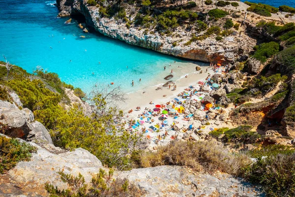 Calo des Moro, Mallorca güneşli bir günde insanlarla plajda
