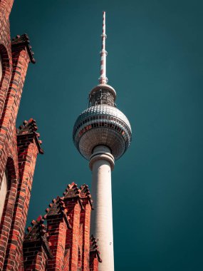 Berlin Televizyon Kulesi, alçak açı