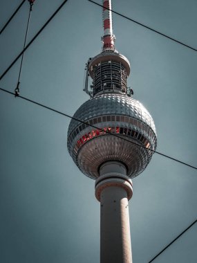 Berlin Televizyon Kulesi, alçak açı
