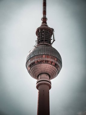 Berlin Televizyon Kulesi, alçak açı