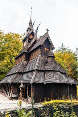 Bergen yakınlarındaki Norveç ahşap kilisesi