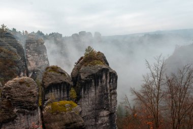 Dresden yakınlarındaki kumtaşı dağları, Almanya