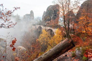 Dresden yakınlarındaki kumtaşı dağları, Almanya