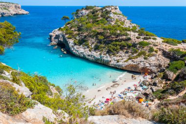 Calo des Moro, Mallorca güneşli bir günde insanlarla plajda