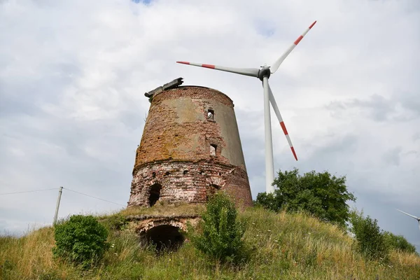 Only renewable energy sources can provide a real alternative to our usualtraditional energy sources in the future and in the present. Wind turbines are alternative sources of energy.