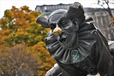 Büyük yuvarlak altın burunlu gülen palyaço.