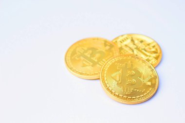 Beyaz zemin üzerinde üç altın bitcoin madalya.