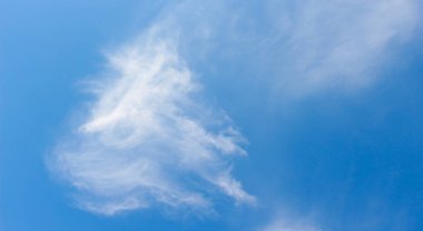 Siren bulutlarıyla güzel mavi gökyüzü