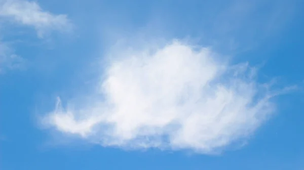 Zirruswolken am schönen blauen Himmel — Stockfoto