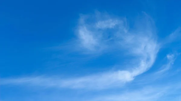 Long cirrus clouds on blue sky — Stock Photo, Image