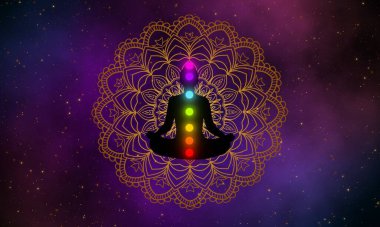 Yedi çakralı meditasyon adamı silueti altın mandala üzerinde parıldıyor ve arka planda galaksinin güzelliği var..