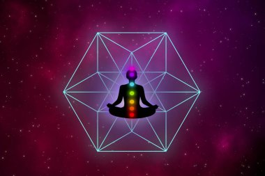 Siluet meditasyoncusu yedi renk çakrası ve kutsal işaretle evrendeki galaksinin güzel adamı..