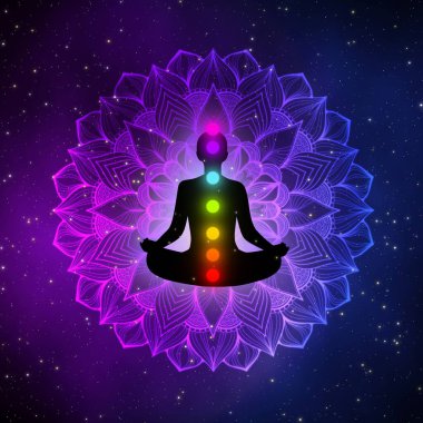 Mor sanatsal mandala üzerinde yedi çakrası olan, gaz bulutları ve yıldız tarlası olan siluet meditasyoncusu adam..