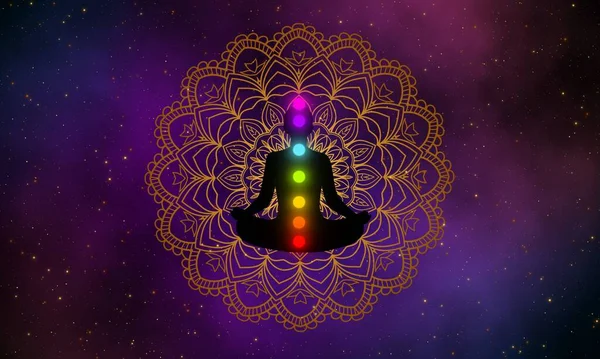 Yedi çakralı meditasyon adamı silueti altın mandala üzerinde parıldıyor ve arka planda galaksinin güzelliği var..