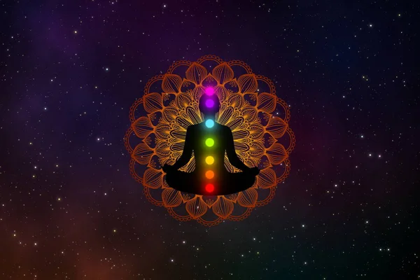 Galakside yedi çakrası ve değerli mandalası olan soyut siluet meditasyon adamı..