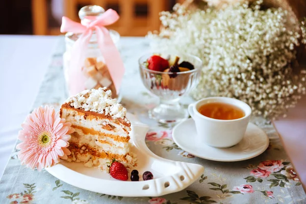 Tasty Oldfashioned Cake Cream Icing Served Tea Raw Apples Shabby — Stock Photo, Image