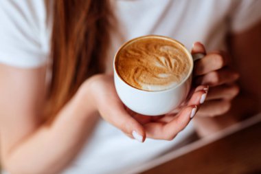 odasının kafede genç kızın elinde