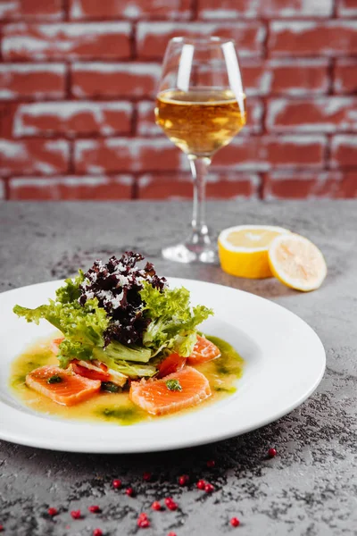 Salada Peixe Com Copo Vinho Branco Limão — Fotografia de Stock