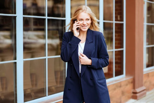 Primer Plano Joven Alegre Traje Moda Sosteniendo Teléfono Móvil Mientras — Foto de Stock